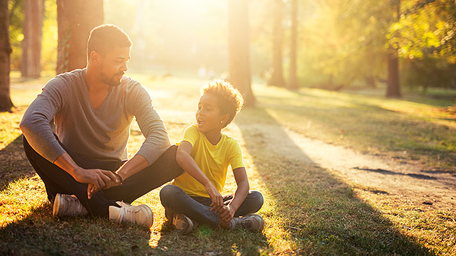 Vater redet mit Sohn in entspannter Umgebung